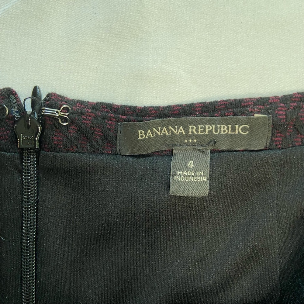 Banana Republic Black Knee-Length Pencil Skirt - Picture 3 of 8